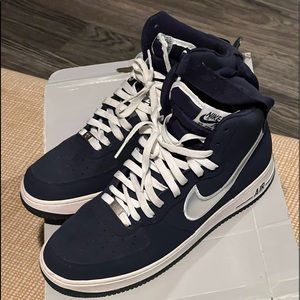 Nike Air Force One ‘07 Navy Blue in very good condition….size 11….40$